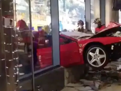 Ferrari 512 TR a tavoletta: la ‘rossa’ sfonda la vetrina [VIDEO]