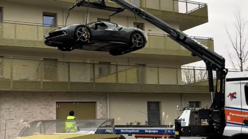 Non avendo un garage fa sollevare la sua Ferrari da 300 mila euro sul balcone con una gru – Il video