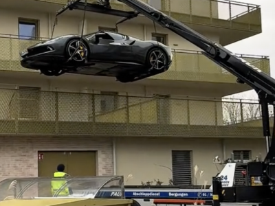 Non avendo un garage fa sollevare la sua Ferrari da 300 mila euro sul balcone con una gru – Il video