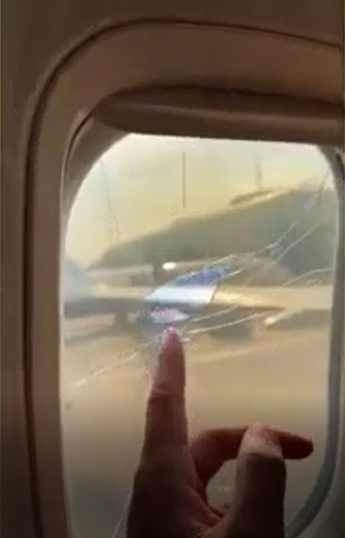 Finestrino dell’aereo si rompe in volo, attimi di panico tra i passeggeri della Ryanair - Video