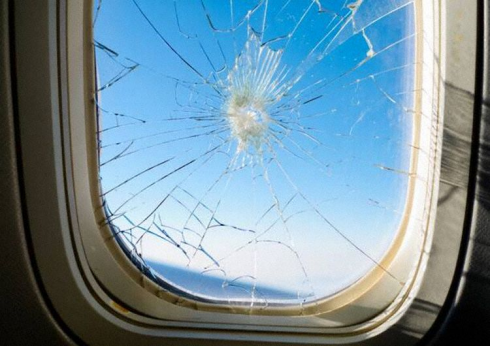 Volo Air Horizont da Djerba a Milano Malpensa, finestrino della cabina rotto 