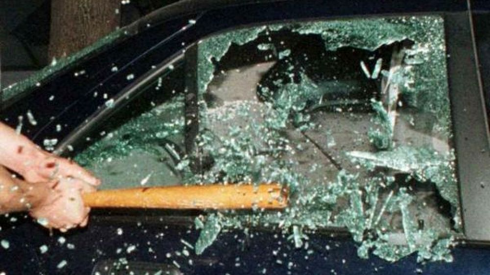 Aumentano gli atti vandalici in Italia sulle auto in sosta