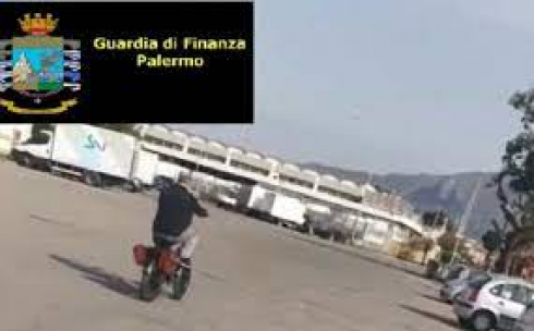 Finto cieco con la patente sorpreso a guidare bici e andare in scooter, arrestato a Palermo (VIDEO)