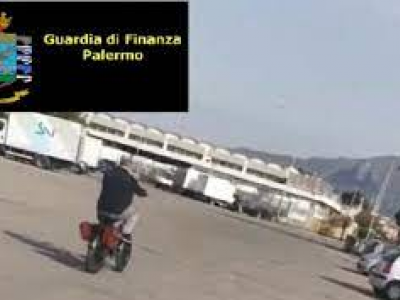 Finto cieco con la patente sorpreso a guidare bici e andare in scooter, arrestato a Palermo (VIDEO)