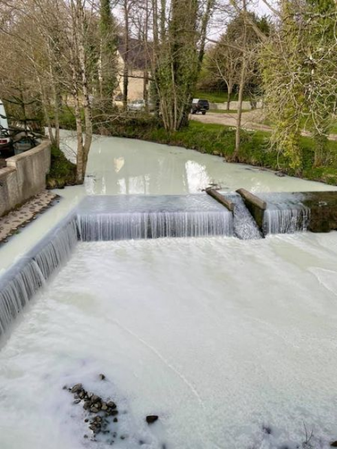 Si rovescia autocisterna: latte nel fiume. Il VIDEO