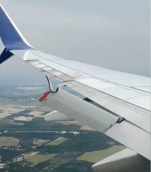 Choc a bordo: passeggeri terrorizzati quando una parte dell'ala del 737 della Delta Air Lines si rompe durante il volo - Video
