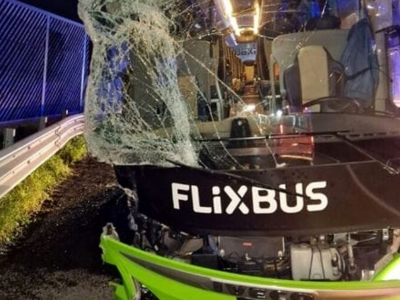 Pullman si schianta, almeno cinque morti nell'incidente Flixbus in Germania