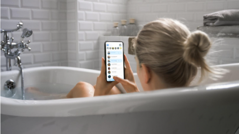 Fa il bagno con l’iPhone, 46enne muore folgorata