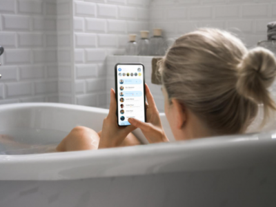 Fa il bagno con l’iPhone, 46enne muore folgorata