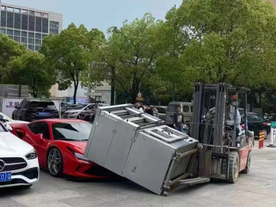 Il forno per la pizza si schianta contro la Ferrari F8 Tributo in sosta. Il video dell’incidente