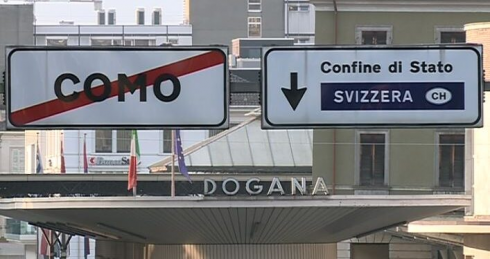 La polizia italiana in dogana ha chiesto ad alcuni lavoratori frontalieri di presentare il Green Pass.