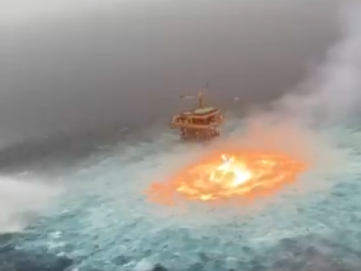 Un inferno di fuoco per fuga di gas in mare.