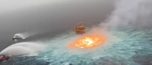 Un inferno di fuoco per fuga di gas in mare.