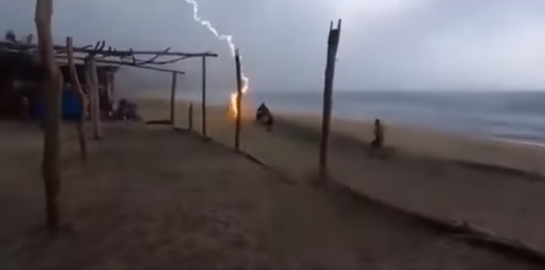 Un fulmine uccide due persone sulla spiaggia in Messico