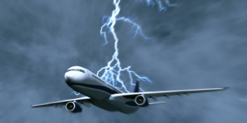 Aereo Ryanair colpito da un fulmine, volo deviato a Catania