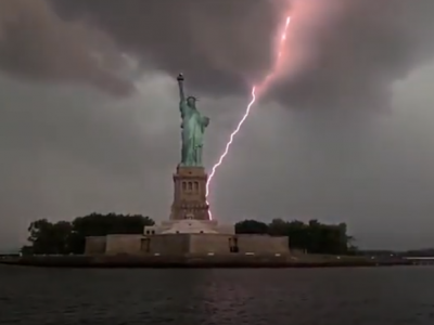 Fulmine colpisce la Statua della Libertà: immagine spettacolare - VIDEO