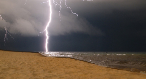 Un fulmine fa cinque morti su una spiaggia a Cuba