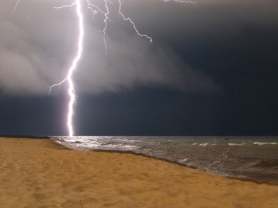 Un fulmine fa cinque morti su una spiaggia a Cuba