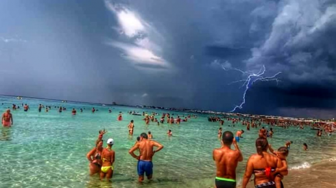 Fulmine colpisce quattro persone in spiaggia, grave un 33enne