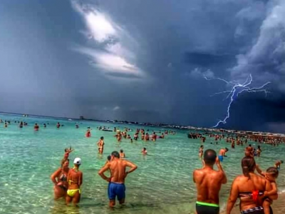 Fulmine colpisce quattro persone in spiaggia, grave un 33enne