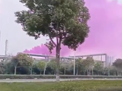 Una nuvola di fumo viola fuoriesce da una fabbrica di fertilizzanti causando preoccupazioni per la salute in Cina