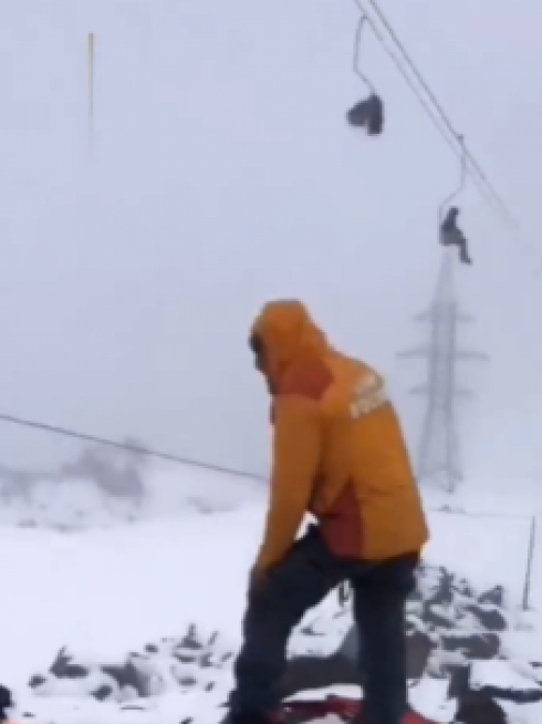 Russia, si rompe il cavo della funivia, turisti bloccati: tre morti e nove feriti - Video