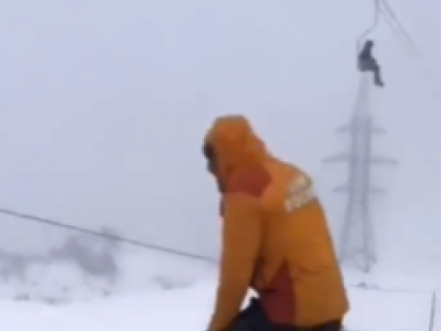 Russia, si rompe il cavo della funivia, turisti bloccati: tre morti e nove feriti - Video