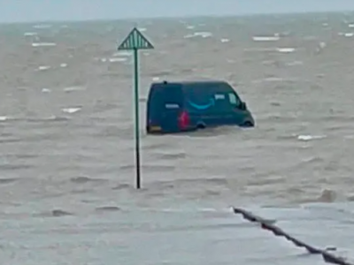 L&rsquo;autista del furgone Amazon segue il navigatore satellitare e finisce nel Tamigi