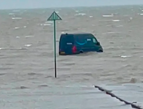 L&rsquo;autista del furgone Amazon segue il navigatore satellitare e finisce nel Tamigi