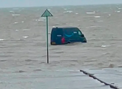 L’autista del furgone Amazon segue il navigatore satellitare e finisce nel Tamigi