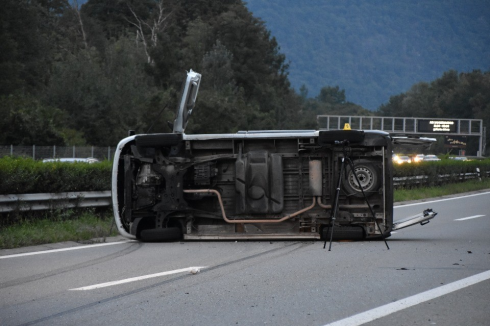 Viaggiare sicuri. Furgone ribaltato sull'A2 svizzera, morta una 20enne italiana