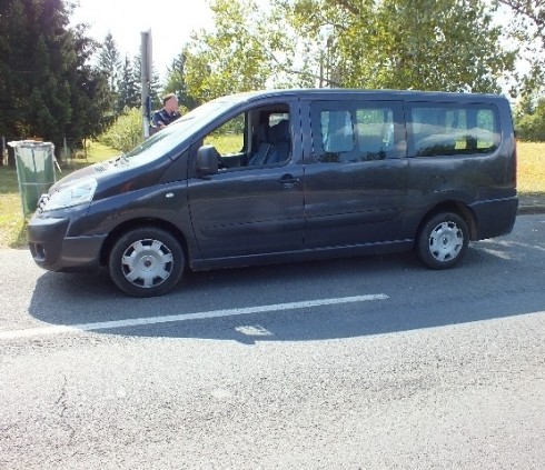 furgone sequestrato dalla polizia per il trasporto di rifugiati furgone sequestrato dalla polizia per il trasporto di rifugiati