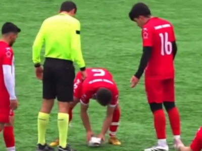 Durante partita di calcio portiere colpisce un gabbiano durante un rinvio: un calciatore esegue la rianimazione cardiopolmonare sull'uccello in campo. Il video