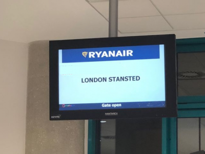 Aeroporto di Londra Stansted: passeggeri Ryanair diretti a Zagabria bloccati nel corridoio del gate