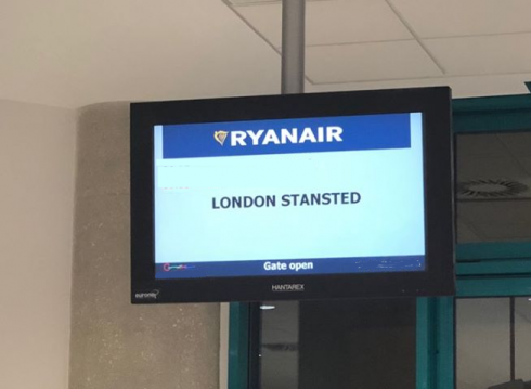 Aeroporto di Londra Stansted: passeggeri Ryanair diretti a Zagabria bloccati nel corridoio del gate