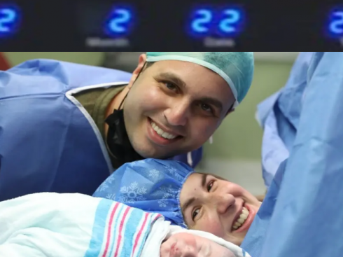 Appena in tempo: i genitori danno alla luce il secondo figlio alle 2:22 del 22.2