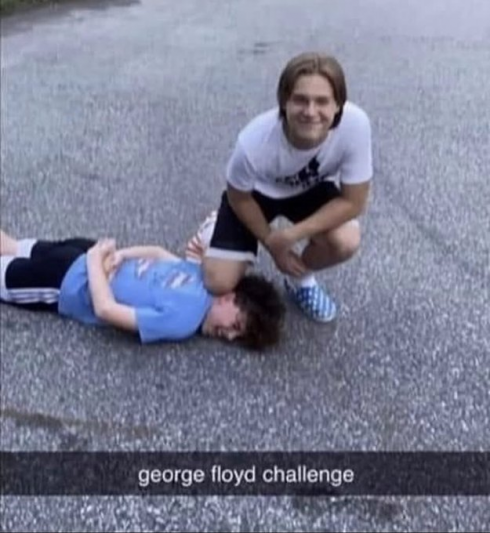 Sui social non c’è limite al peggio: l’hashtag GeorgeFloydChallenge per ricreare la morte di George Floyd e "per ridere". 