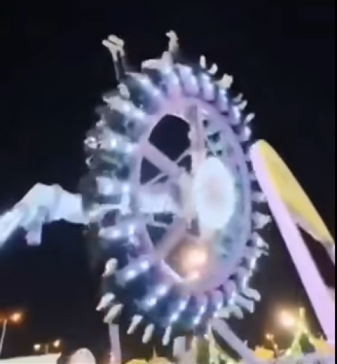 Incidente su una giostra da brivido con almeno 23 feriti: si rompe un braccio mentre gira la gondola in un parco divertimenti