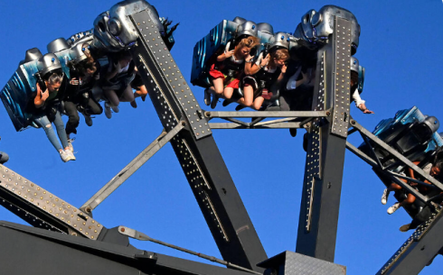 Oktoberfest: le persone rimangono appese a testa in giù per minuti in una giostra rotante