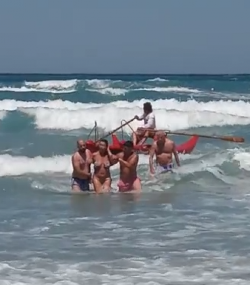 Torre Dell’Orso, primi tuffi e primo salvataggio in mare, i bagnini salvano una giovane donna - VIDEO