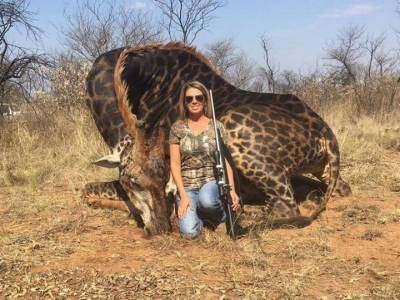 Giraffa uccisa per una foto ricordo. Orrore e indignazione per foto shock su Facebook