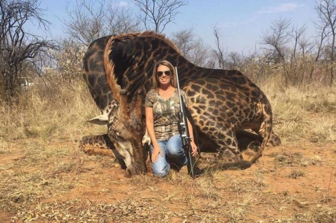 Giraffa uccisa per una foto ricordo. Orrore e indignazione per foto shock su Facebook