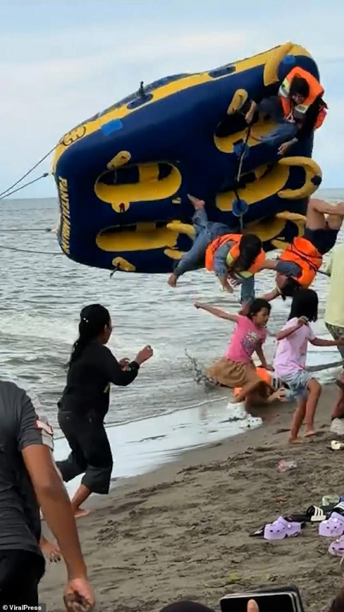 Turisti sbalzati in aria fuori dalla ciambella da traino gonfiabile e bambini schiacciati in un terribile incidente sulla spiaggia &ndash; Il video 