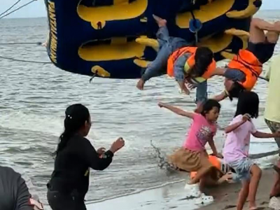 Turisti sbalzati in aria fuori dalla ciambella da traino gonfiabile e bambini schiacciati in un terribile incidente sulla spiaggia &ndash; Il video 