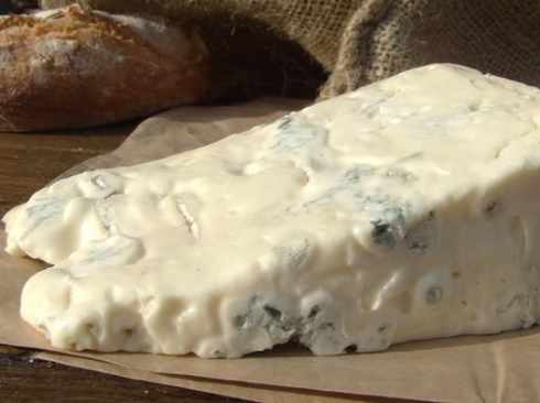 Allerta listeria nel formaggio italiano: gorgonzola contaminato, scatta il ritiro.