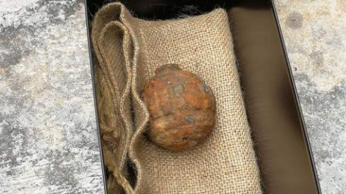Tra le patate alla fabbrica di chip arriva una bomba a mano risalente alla Prima Guerra Mondiale