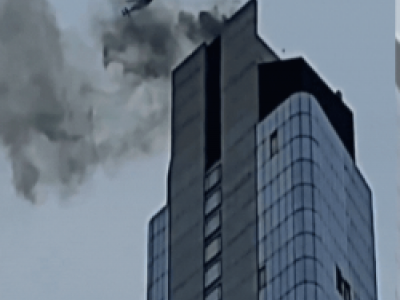 Grattacielo di New York in fiamme vicino al World Trade Center