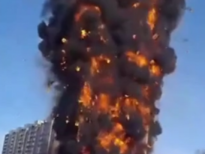 Inferno in Russia: grattacielo in costruzione brucia completamente. Ecco il video