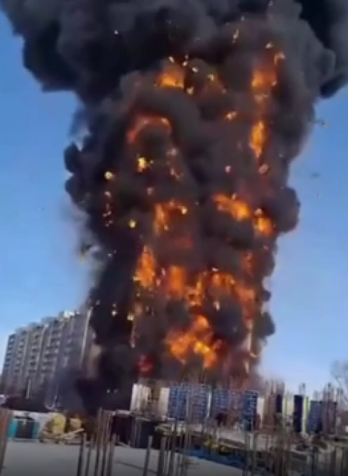 Inferno in Russia: grattacielo in costruzione brucia completamente. Ecco il video