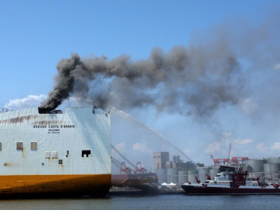 Incendio su nave da carico italiana attraccata a Newark: morti due vigili del fuoco
